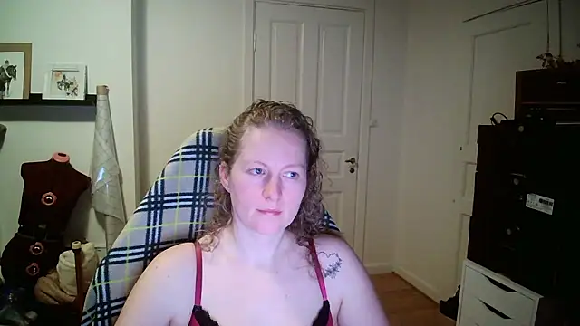 Girlnina-1995 online show from January 14, 2026, 5:51 pm