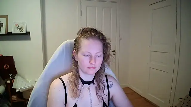 Girlnina-1995 online show from March 16, 2026, 6:28 am