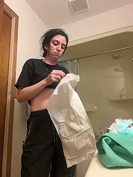 Snapshot of XXlolaXX chatting on December 17, 2024, 9:05 pm XXlolaXX online show from December 17, 2024, 9:05 pm