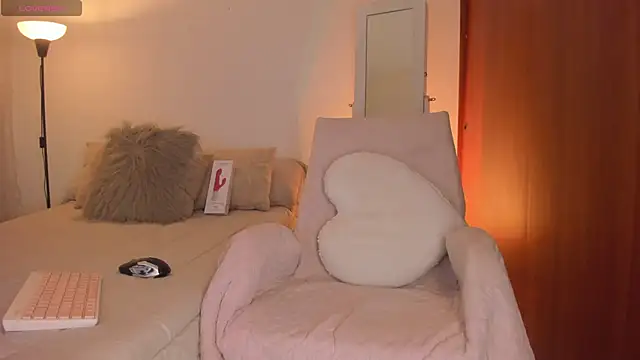 whitneyhot online show from April 17, 2026, 11:35 am