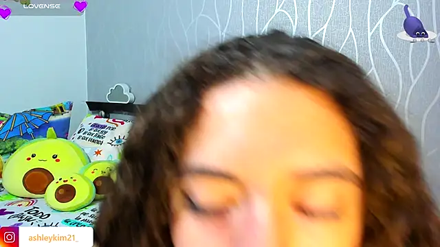 Snapshot of AshleyKim_ chatting on November 15, 2025, 11:21 pm AshleyKim online show from November 15, 2025, 11:21 pm
