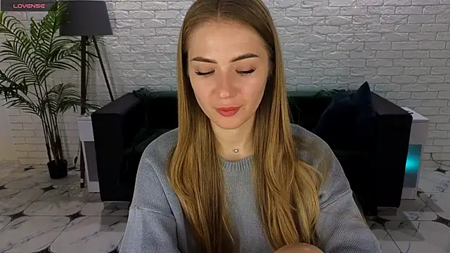 Snapshot of Adelyna_Bird chatting on September 29, 2025, 6:18 am Adelyna Bird online show from September 29, 2025, 6:18 am