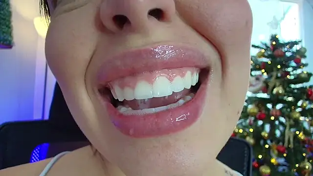 Snapshot of lisbet21x chatting on December 18, 2024, 6:35 pm lisbet21x online show from December 18, 2024, 6:35 pm