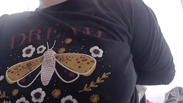 Snapshot of andreaisis2 chatting on October 28, 2025, 9:17 pm andreaisis2 online show from October 28, 2025, 9:17 pm