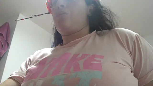 Snapshot of andreaisis2 chatting on October 31, 2025, 9:05 pm andreaisis2 online show from October 31, 2025, 9:05 pm