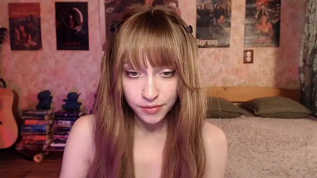 Snapshot of Friendly_Ellie chatting on June 10, 2026, 12:33 am Friendly Ellie online show from June 10, 2026, 12:33 am