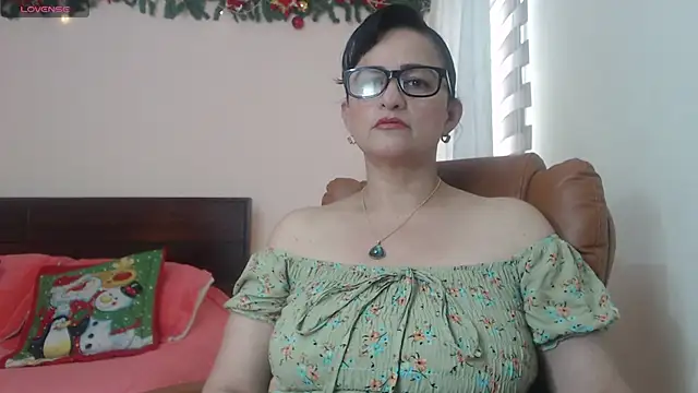 ISABEEL SOFIA01 online show from October 17, 2025, 5:04 pm