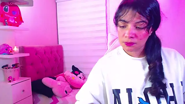 Snapshot of Vannessa__Shy chatting on December 5, 2024, 11:51 pm Vannessa Shy online show from December 5, 2024, 11:51 pm