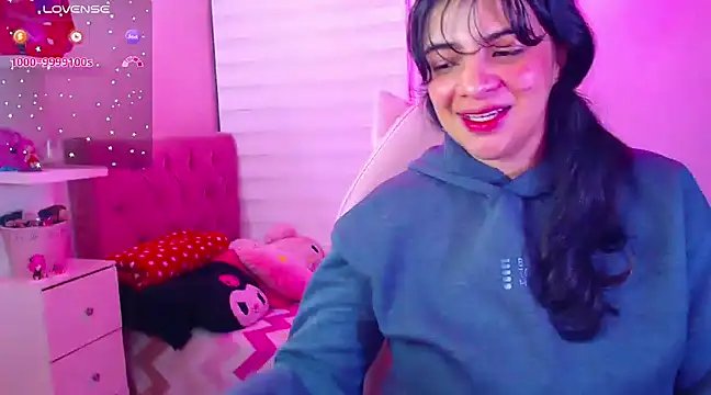 Snapshot of Vannessa__Shy chatting on December 14, 2024, 12:22 am Vannessa Shy online show from December 14, 2024, 12:22 am