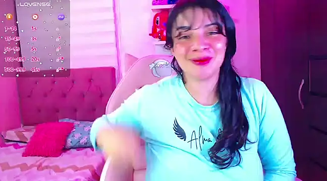 Snapshot of Vannessa__Shy chatting on January 18, 2025, 12:35 am Vannessa Shy online show from January 18, 2025, 12:35 am