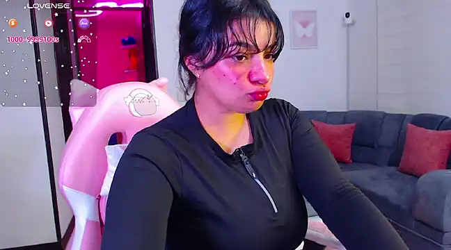 Snapshot of Vannessa__Shy chatting on January 24, 2025, 12:20 am Vannessa Shy online show from January 24, 2025, 12:20 am