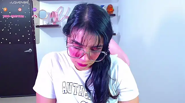 Snapshot of Vannessa__Shy chatting on February 7, 2025, 8:10 pm Vannessa Shy online show from February 7, 2025, 8:10 pm