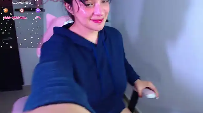 Snapshot of Vannessa__Shy chatting on February 19, 2025, 12:03 am Vannessa Shy online show from February 19, 2025, 12:03 am