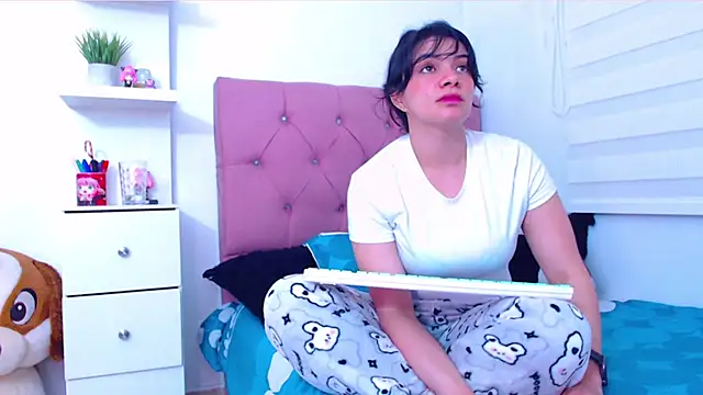 Snapshot of Vannessa__Shy chatting on September 22, 2025, 11:29 pm Vannessa Shy online show from September 22, 2025, 11:29 pm