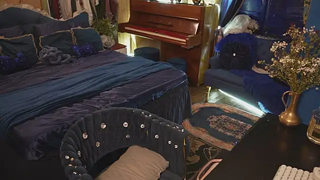 VanessaDoyle online show from November 3, 2025, 6:42 pm