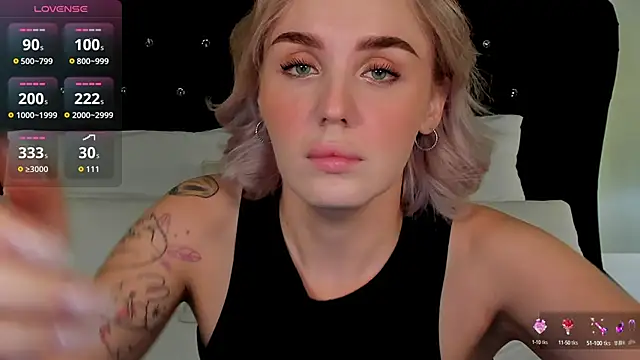 Snapshot of LianaFord chatting on October 5, 2025, 8:40 pm LianaFord online show from October 5, 2025, 8:40 pm