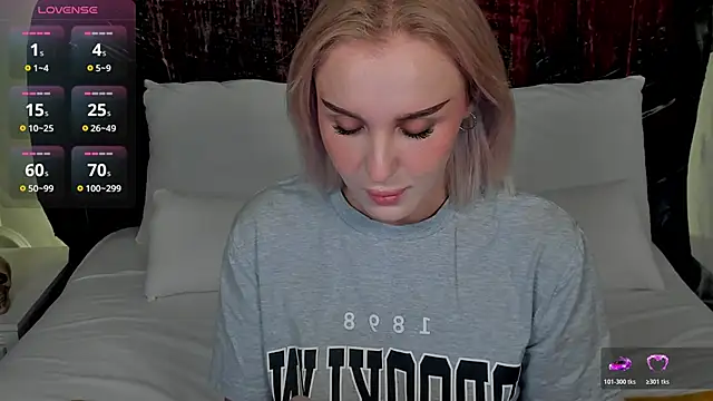 Snapshot of LianaFord chatting on October 17, 2025, 10:34 pm LianaFord online show from October 17, 2025, 10:34 pm