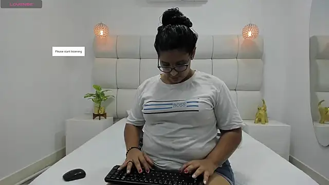 DanielleEvans  online show from November 29, 2025, 11:24 am