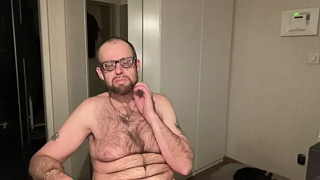 FABIOGLASSES online show from November 17, 2025, 10:26 pm