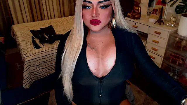 Snapshot of TiffanyWolf chatting on September 17, 2025, 12:07 pm TiffanyWolf online show from September 17, 2025, 12:07 pm