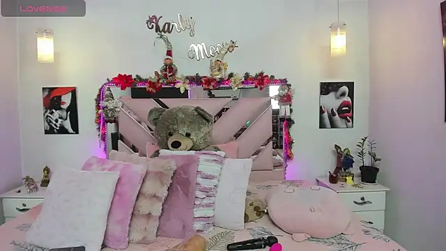 Karly moon online show from November 28, 2025, 11:07 pm