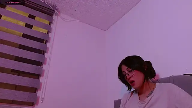 Snapshot of Red-moon1 chatting on December 16, 2024, 7:21 pm Red-moon1 online show from December 16, 2024, 7:21 pm