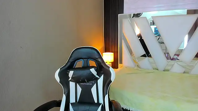 Linda4Petite online show from April 4, 2026, 6:38 pm