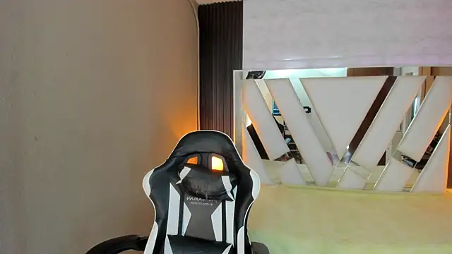 Linda4Petite online show from April 13, 2026, 6:24 pm