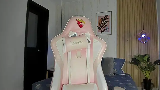 CameronCollins  online show from October 20, 2025, 7:47 pm