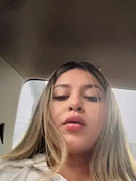 lunablossom  online show from October 5, 2025, 8:51 pm