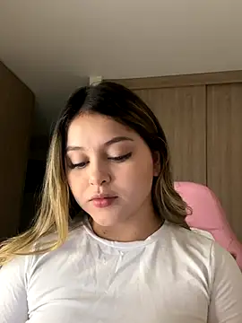 lunablossom  online show from December 20, 2025, 1:34 am