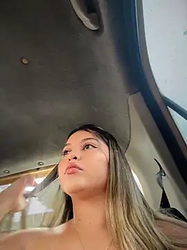 lunablossom  online show from April 15, 2026, 7:43 pm