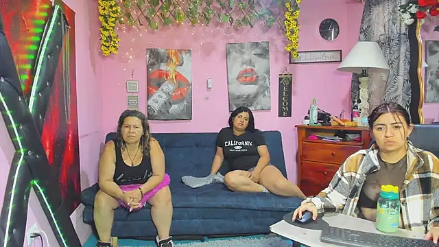 lesbiancuple online show from April 9, 2026, 11:59 am