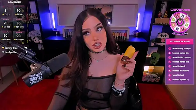 Snapshot of SofiRusselle chatting on November 17, 2025, 6:46 pm SofiRusselle online show from November 17, 2025, 6:46 pm