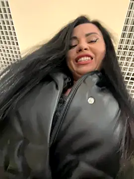 Snapshot of CrazzyChicks chatting on October 17, 2025, 7:44 am CrazzyChicks online show from October 17, 2025, 7:44 am