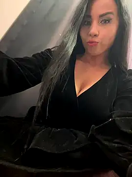 Snapshot of CrazzyChicks chatting on October 24, 2025, 8:11 am CrazzyChicks online show from October 24, 2025, 8:11 am