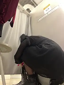 Snapshot of CrazzyChicks chatting on October 31, 2025, 7:42 am CrazzyChicks online show from October 31, 2025, 7:42 am