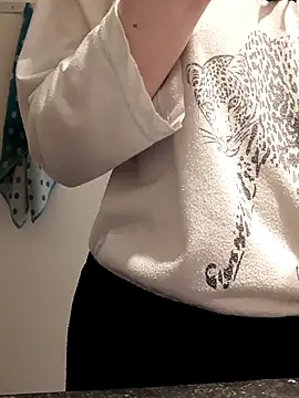 Snapshot of Moi_Lina chatting on December 21, 2025, 12:45 pm Moi Lina online show from December 21, 2025, 12:45 pm