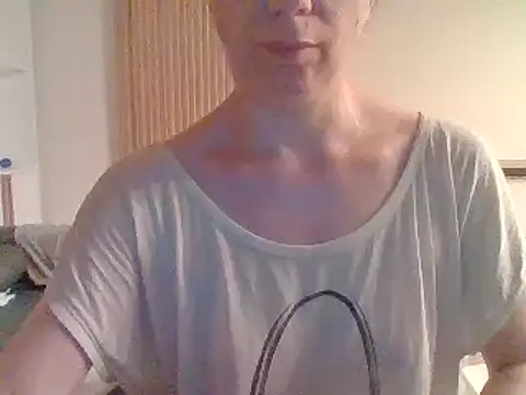 Moi Lina online show from August 4, 2026, 10:23 pm