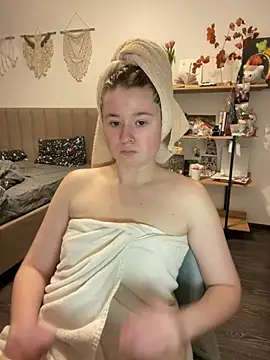 Snapshot of sweetest_pie chatting on March 9, 2025, 4:44 pm sweetest pie online show from March 9, 2025, 4:44 pm