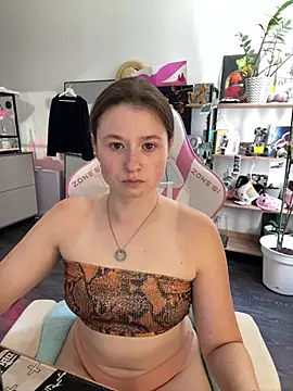 Snapshot of sweetest_pie chatting on July 17, 2026, 10:33 am sweetest pie online show from July 17, 2026, 10:33 am