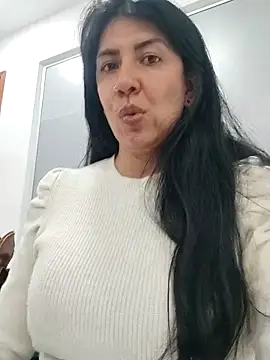 aisha latina online show from March 20, 2025, 2:53 pm