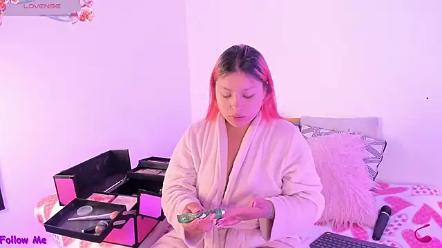 Snapshot of SophieRossi chatting on October 1, 2025, 12:44 pm SophieRossi online show from October 1, 2025, 12:44 pm