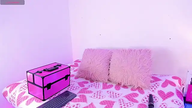 Snapshot of SophieRossi chatting on October 3, 2025, 12:46 pm SophieRossi online show from October 3, 2025, 12:46 pm