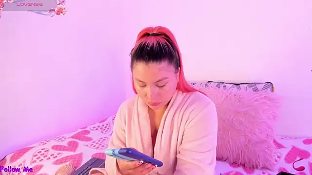 Snapshot of SophieRossi chatting on October 4, 2025, 1:42 pm SophieRossi online show from October 4, 2025, 1:42 pm