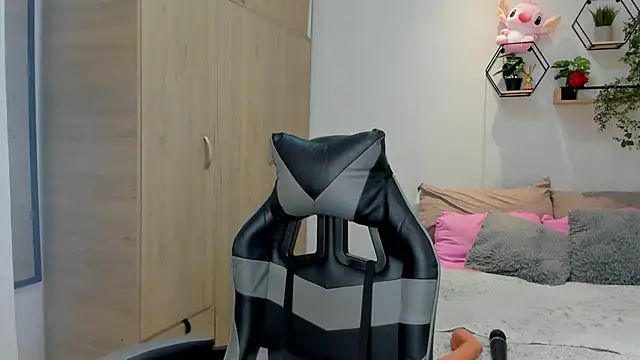 Snapshot of lara_rose1 chatting on November 12, 2025, 7:20 am lara rose1 online show from November 12, 2025, 7:20 am