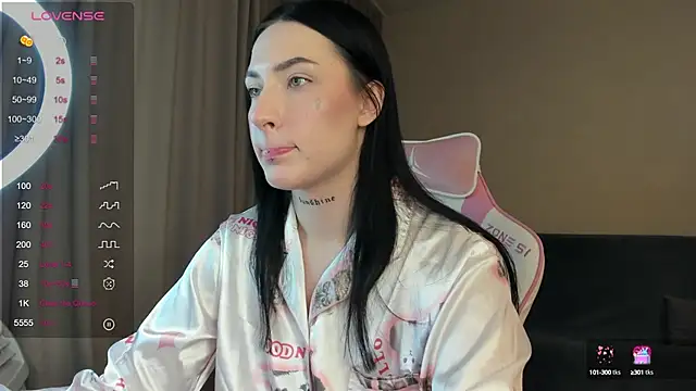 JenniferQueen11 online show from January 12, 2025, 9:30 am