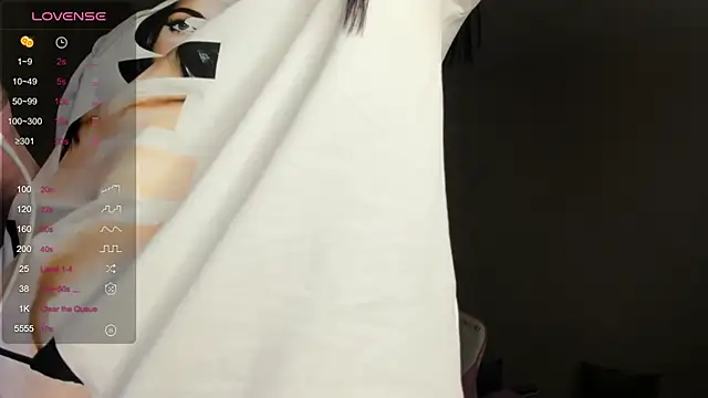 JenniferQueen11 online show from January 18, 2025, 3:16 pm