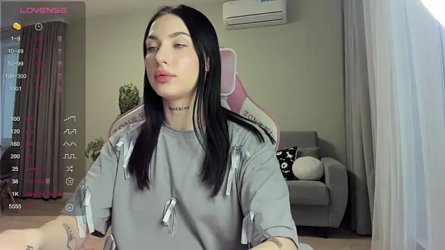 JenniferQueen11 online show from February 9, 2025, 10:42 am