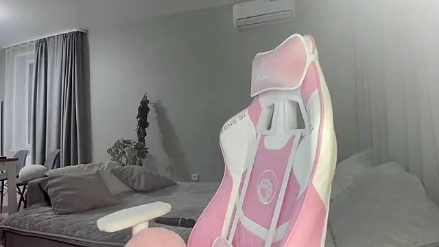 JenniferQueen11 online show from March 13, 2025, 2:01 pm